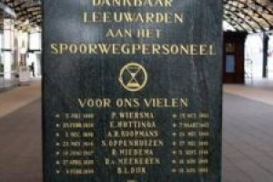 Het Monument voor het Spoorwegpersoneel op het station in Leeuwarden verdient weer een prominente plek, vindt de PvdA in de stad